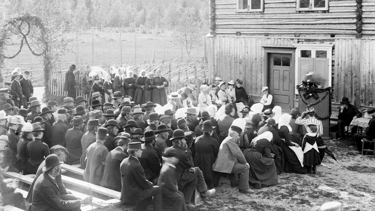 Foto: Bjørnstjerne Bjørnson taler på et folkemøte i Gausdal rundt 1900. Foto: Bernt Evenvold/Maihaugen Velskrive om omforminga av etablert offentlegheit