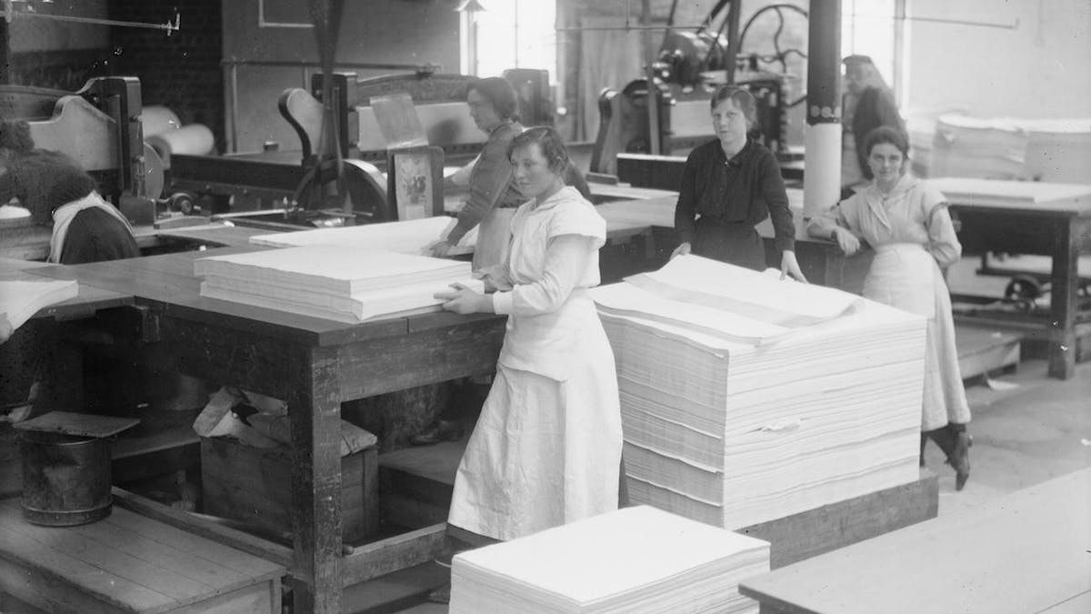 Kvinnelige arbeidere betjener maskinene i skjærerommet ved en papirfabrik i Skottland i oktober 1918. Foto: Imperial War Museum/Wikimedia commons Vi søker tekster om papir