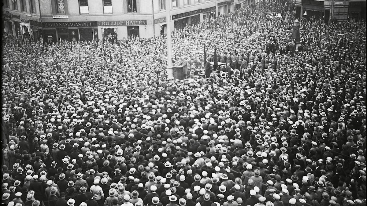 Arbeiderbevegelsen demonstrerer foran Stortinget 6. april 1932, imot myndighetenes håndtering av den økonomiske krisen. Foto: Nasjonalmuseet Det disharmoniske Skandinavia