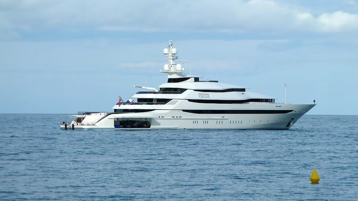 Yachten Amore Vero, eid av Igor Setsjin. Foto: Wikimedia Commons (AI-utvidet) Luksus, korrupsjon og regulering